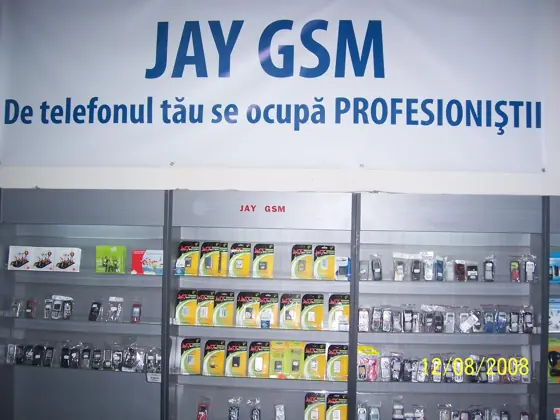 Rafturile cu accesorii din magazinul JAY GSM, sub sloganul De telefonul tău se ocupă profesioniștii