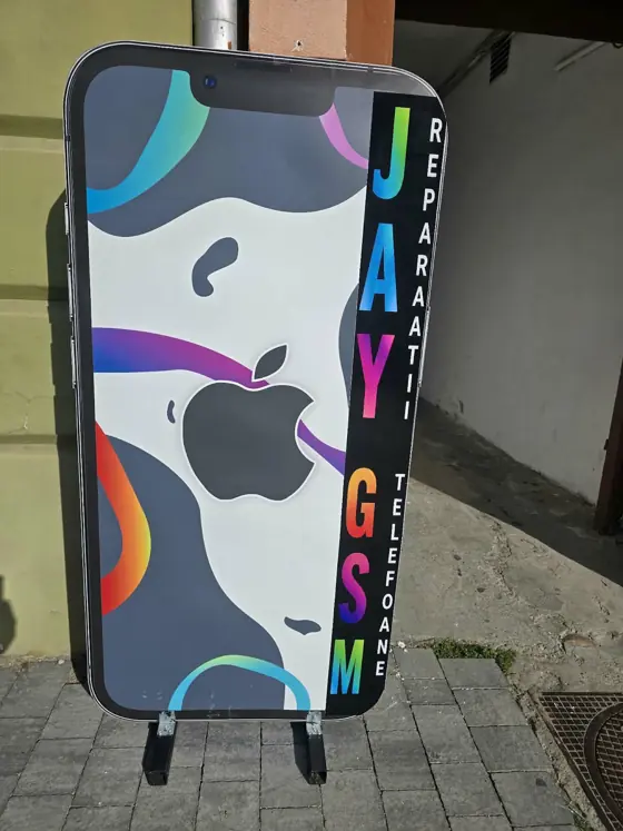 Totemul JAY GSM în formă de telefon, cu textul Reparații telefoane